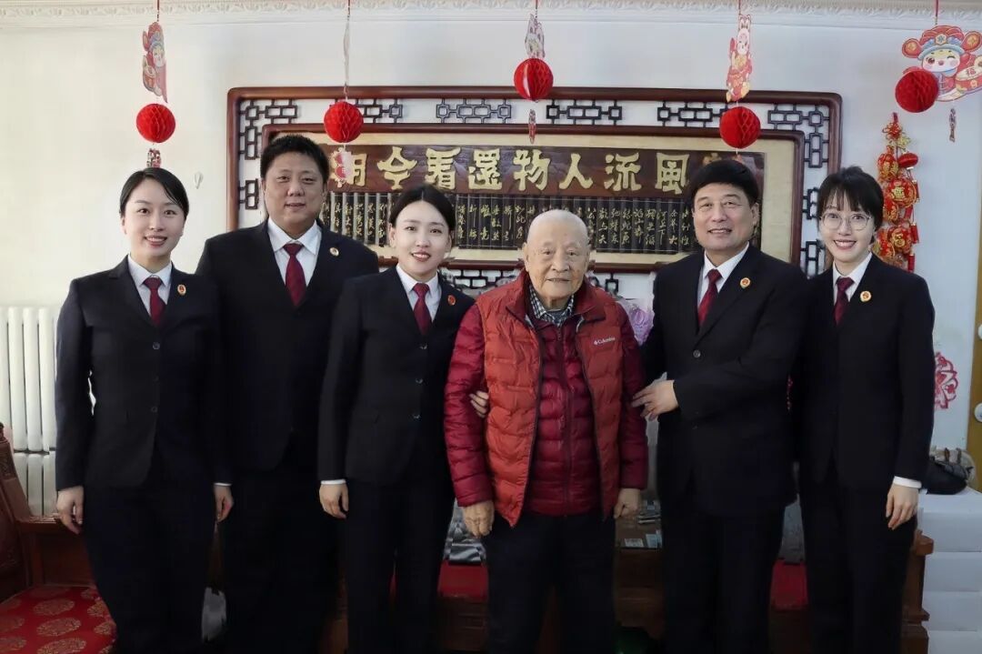 平安街4号 | 重阳寄情 薪火相传 90年传奇人生 他是新中国检察机关的活历史——铁东区人民检察院慰问老检察长秦耀东