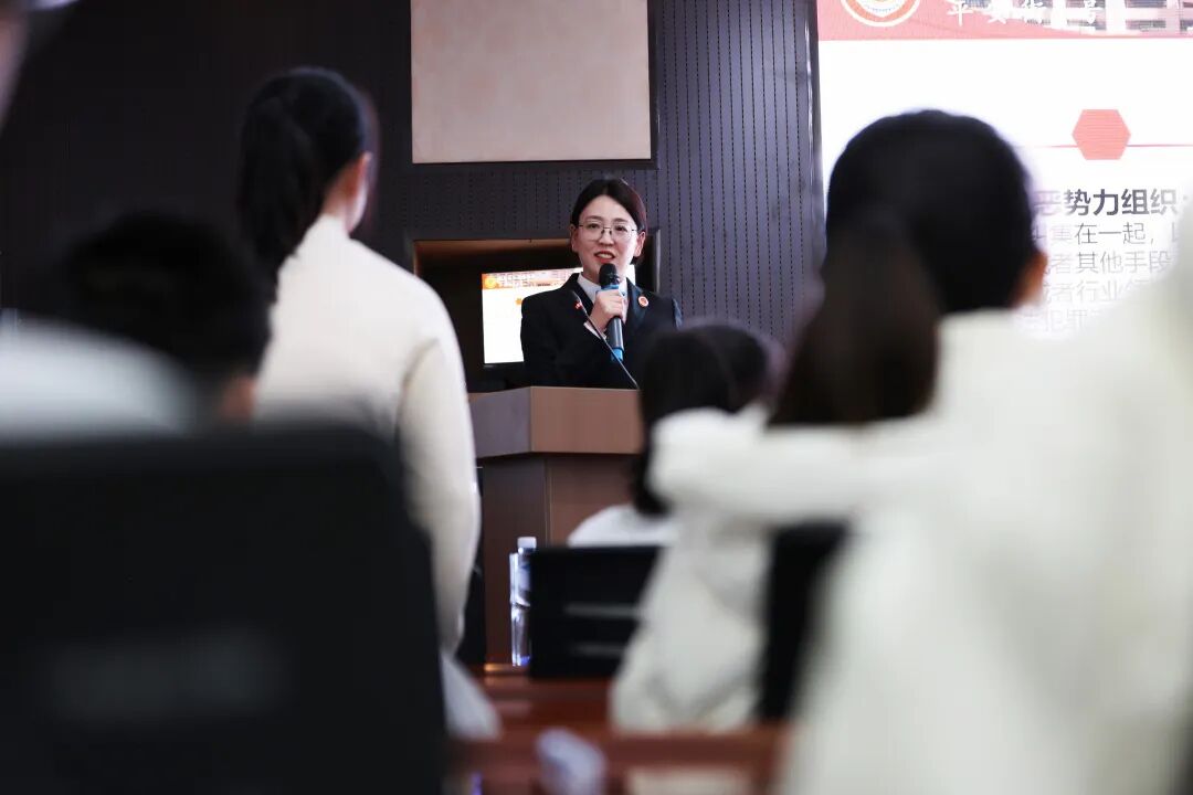 4号护未队丨远离黑恶犯罪，守法崇德向上！铁东区检察院检察长到华育外国语实验学校讲授法治课